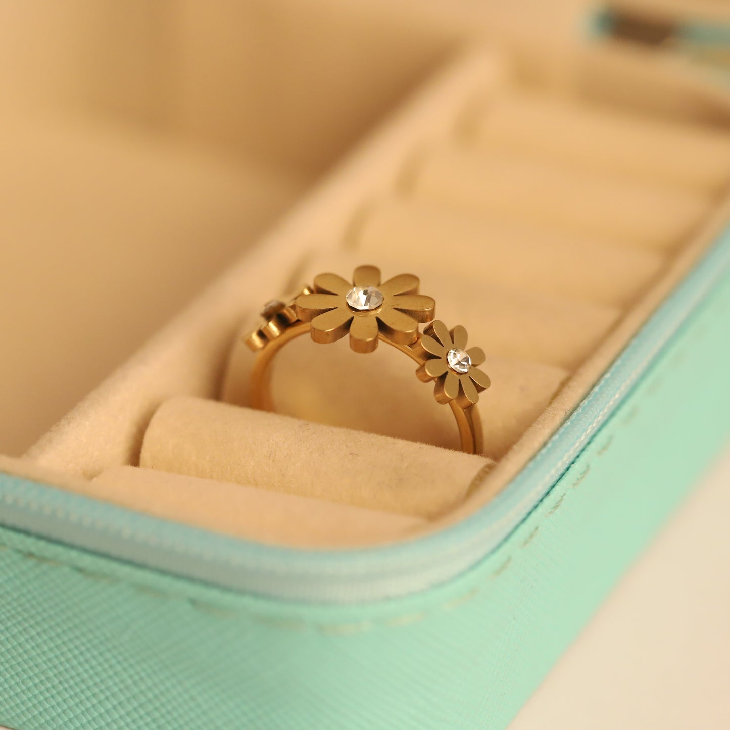 Sparkling Daisy Flower Band Ring - Delicate Gold Floral Jewelry