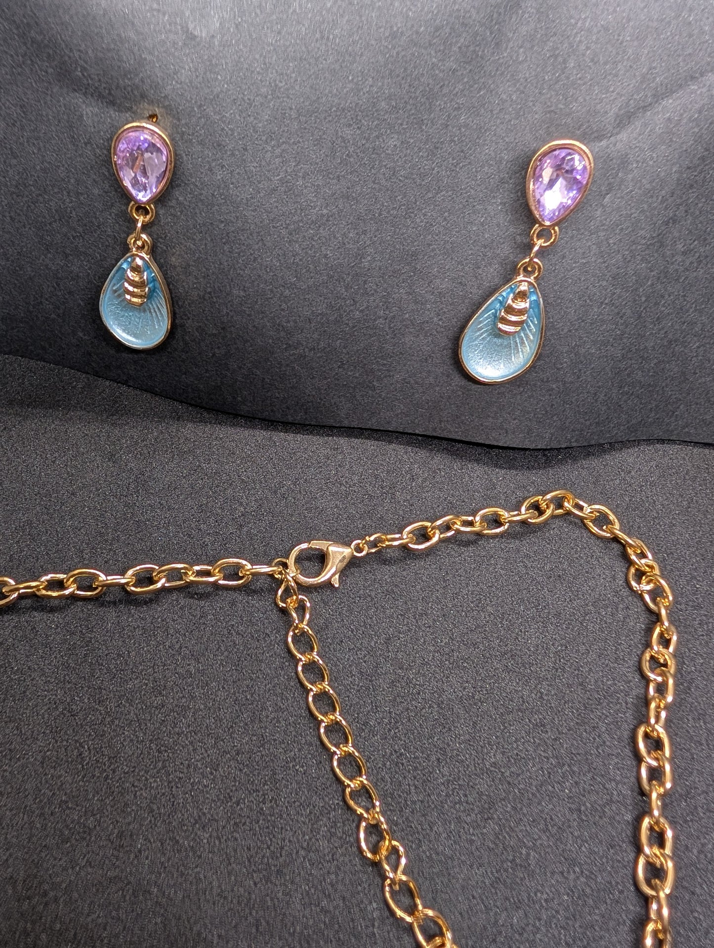 Vintage-Inspired Pastel Enamel Bee Necklace & Earring Set | Gold-Toned Teardrop Statement Jewelry for Women | Whimsical Nature-Themed Gift