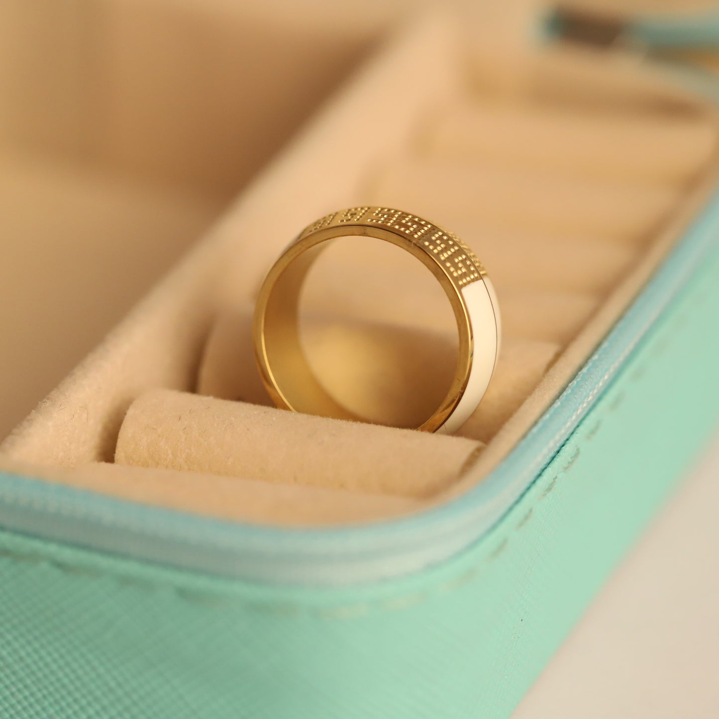 Chic Gold & White Textured Band