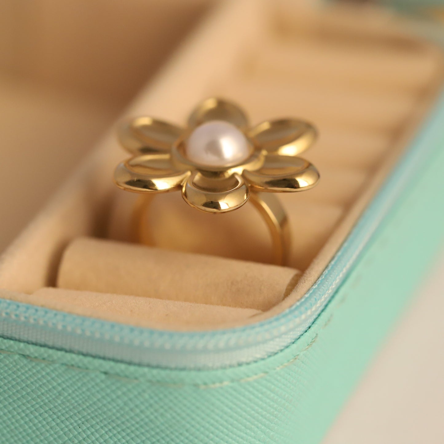 Chunky Gold Daisy Pearl Ring - Bold Floral Statement Jewelry