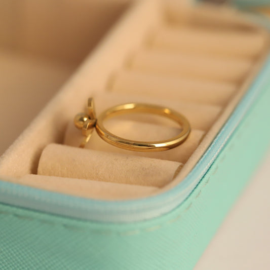 Dainty Gold Flower Ring - Minimalist & Elegant Floral Jewelry