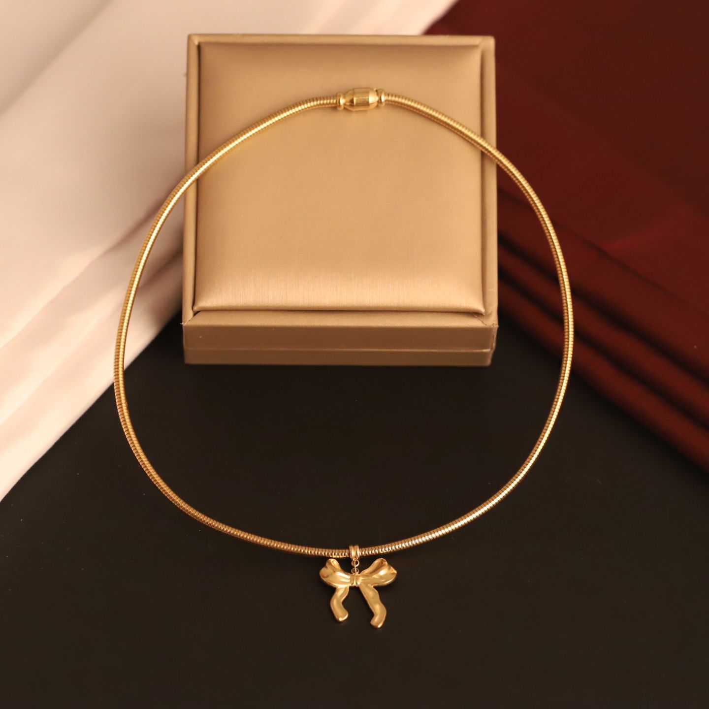 Trending Bow Design Necklace with Magnetic Lock - Unique & Stylish