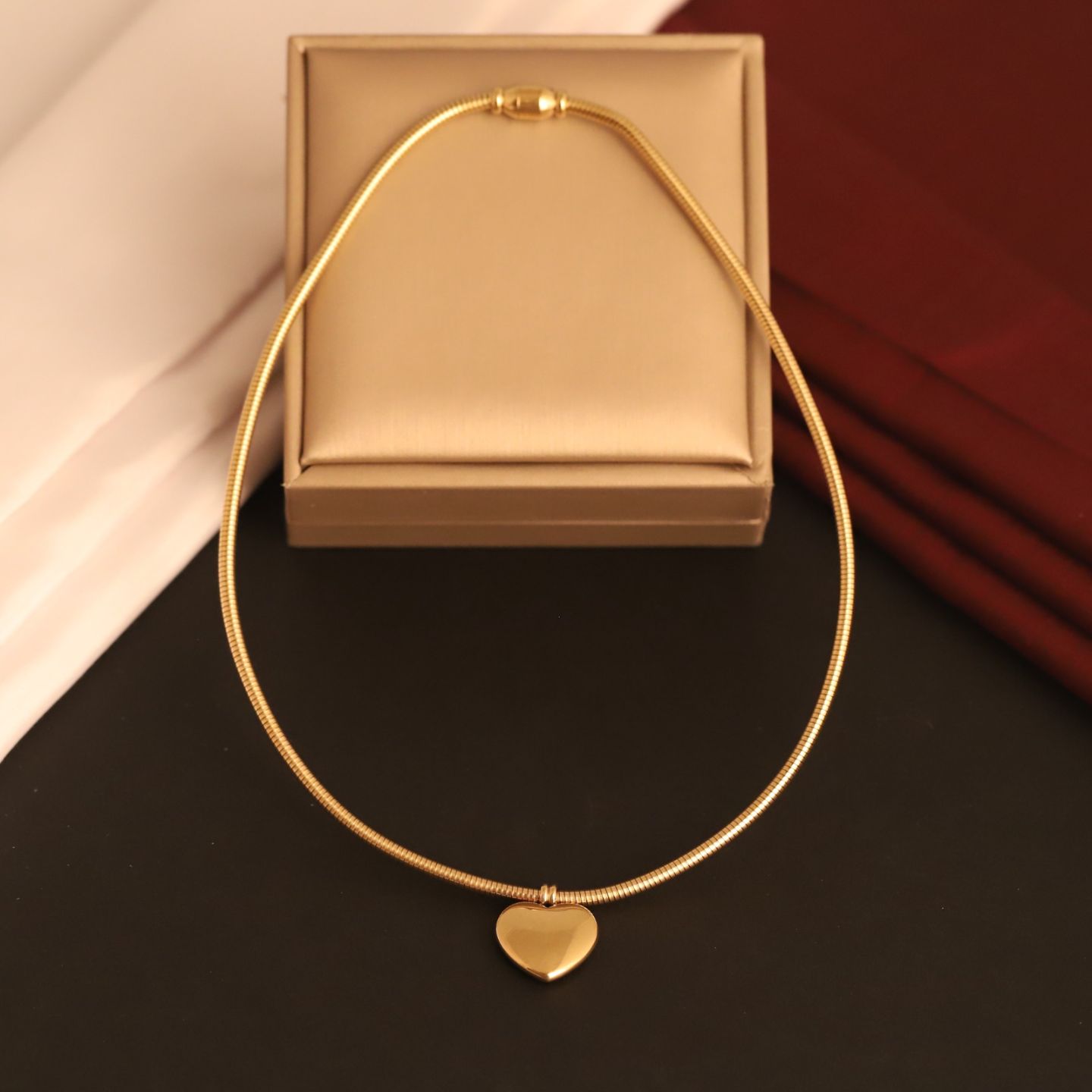 Trending Heart Pendant Necklace with Magnetic Lock - Unique & Stylish