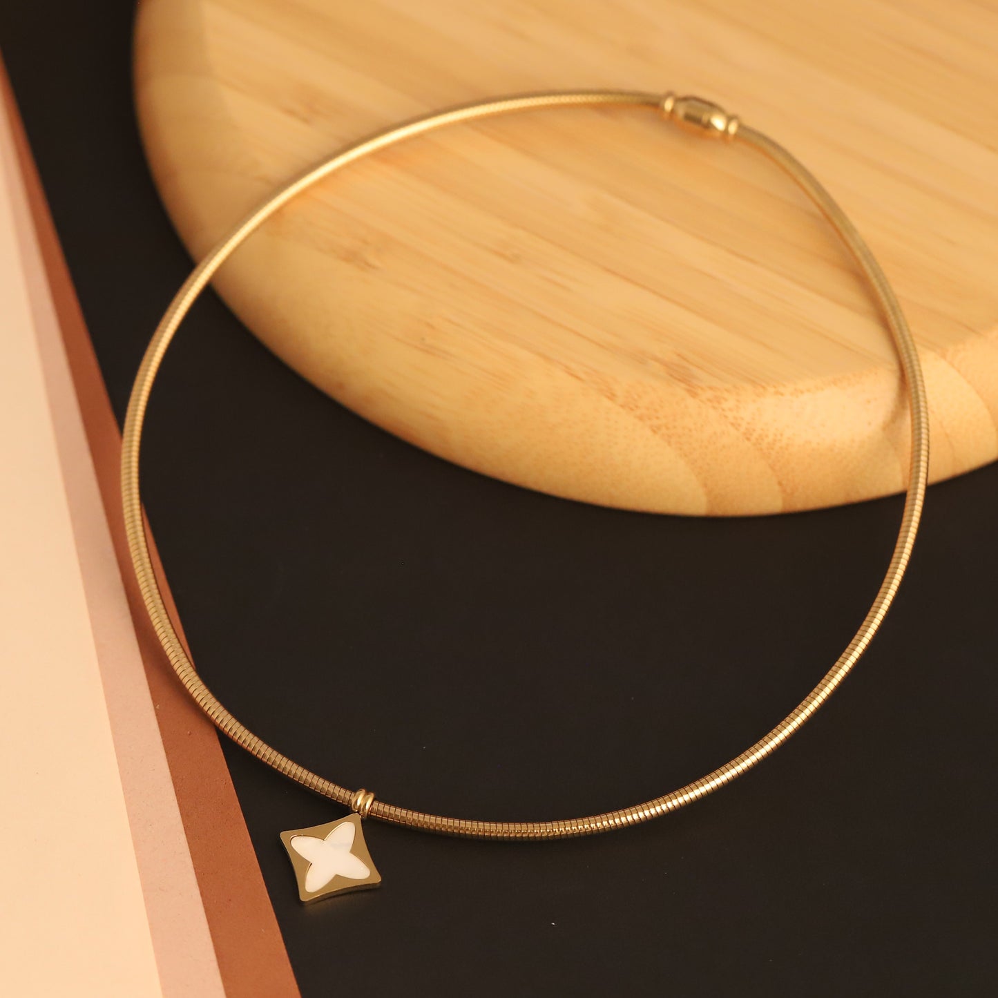 Trending Unique Pendant Necklace with Magnetic Lock