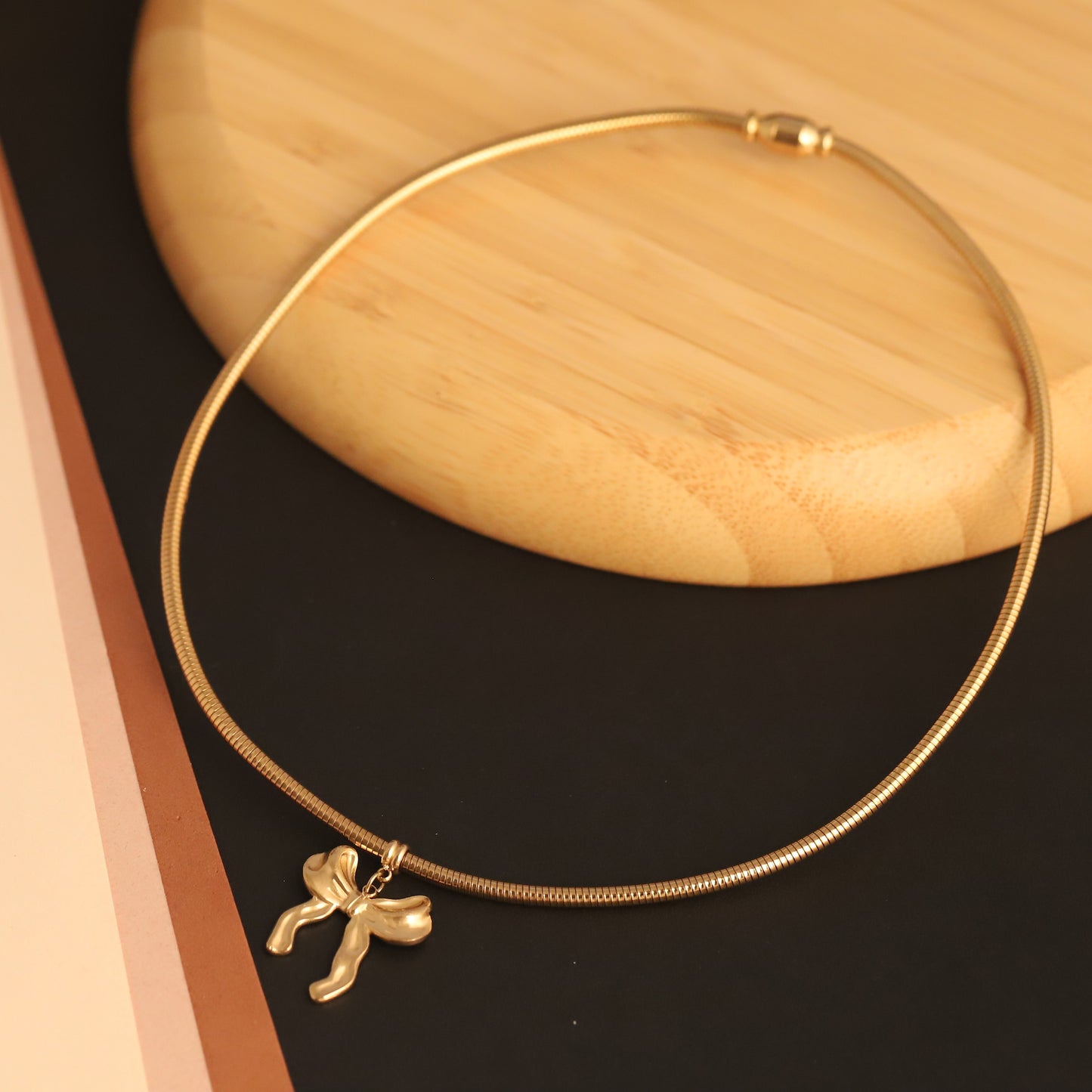 Trending Bow Design Necklace with Magnetic Lock - Unique & Stylish