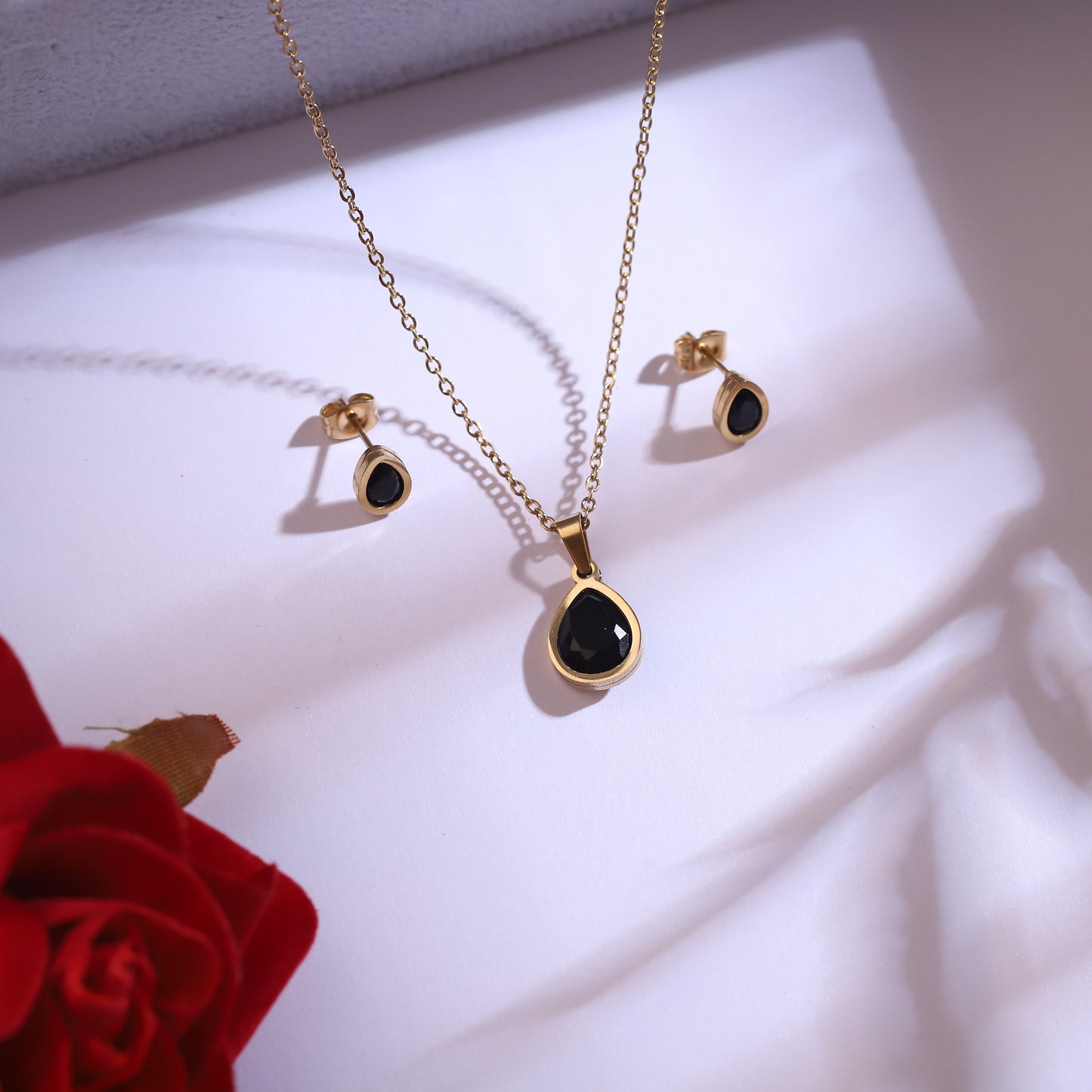 Golden Teardrop Black Stone Necklace Set