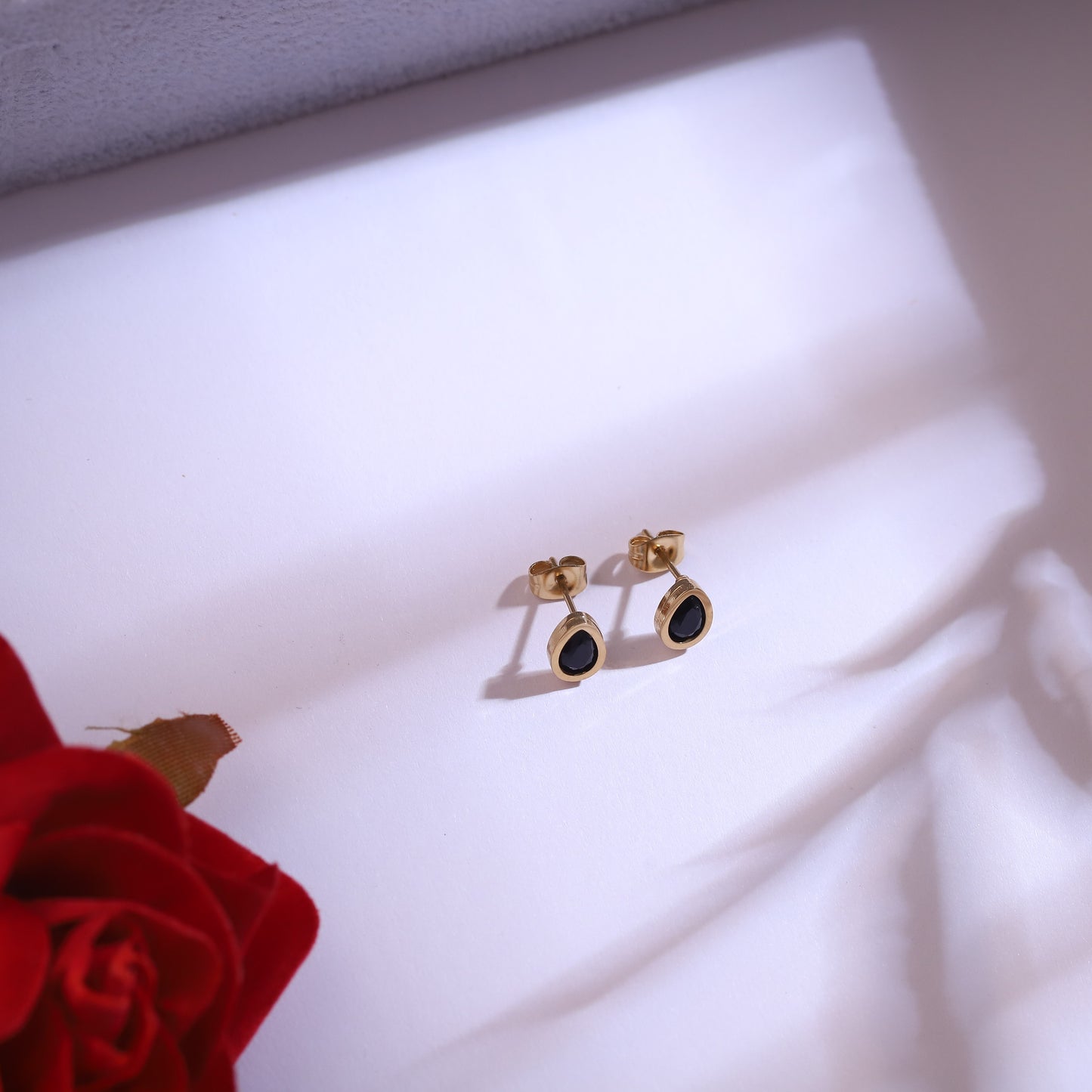 Golden Teardrop Black Stone Necklace Set