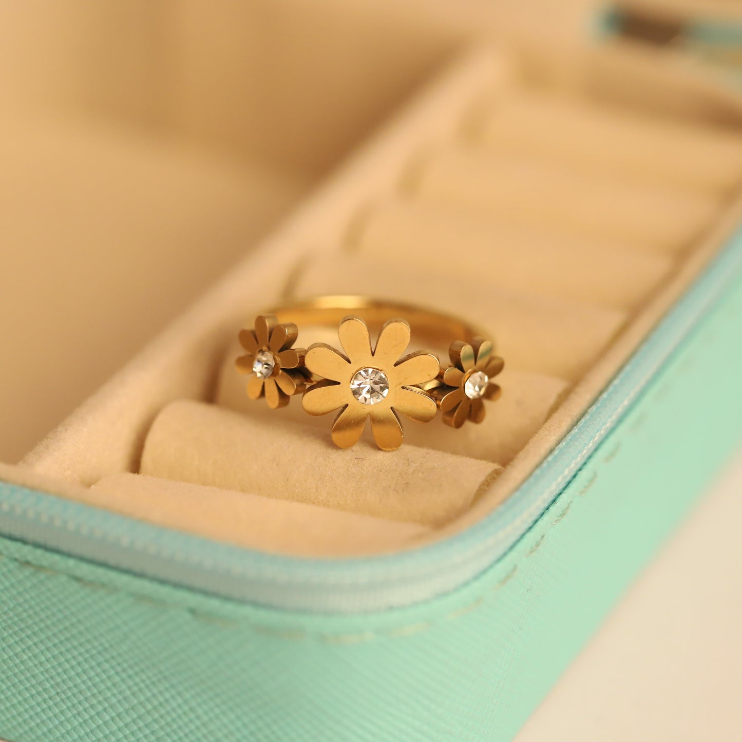 Sparkling Daisy Flower Band Ring - Delicate Gold Floral Jewelry