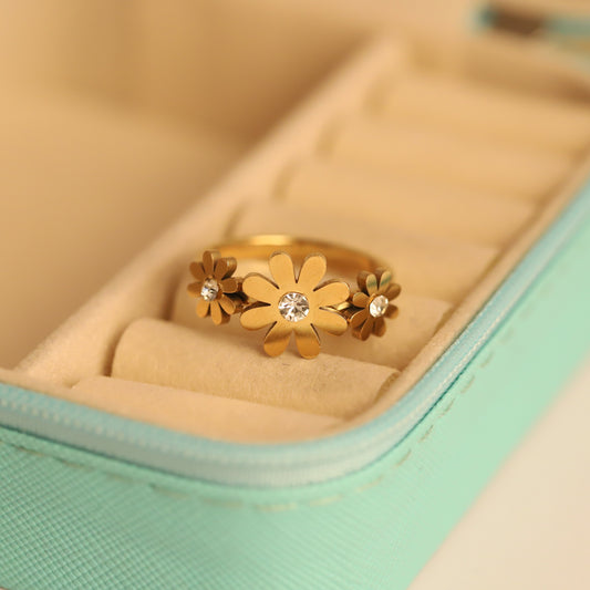 Sparkling Daisy Flower Band Ring - Delicate Gold Floral Jewelry