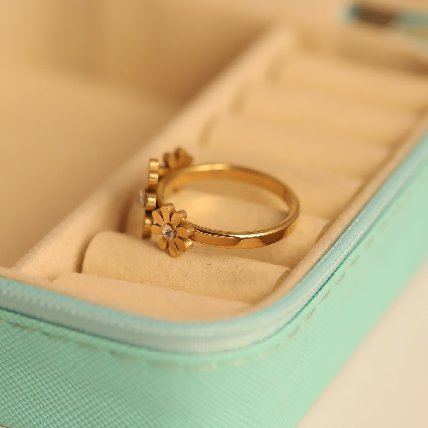 Sparkling Daisy Flower Band Ring - Delicate Gold Floral Jewelry