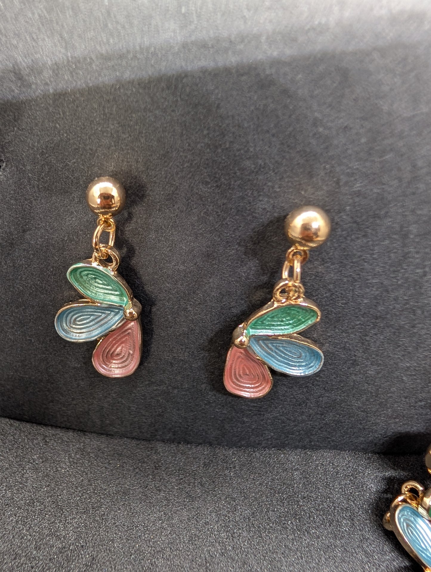 Elegant Pastel Floral Enamel Jewelry Set – Gold-Toned Statement Necklace & Matching Drop Earrings for Women