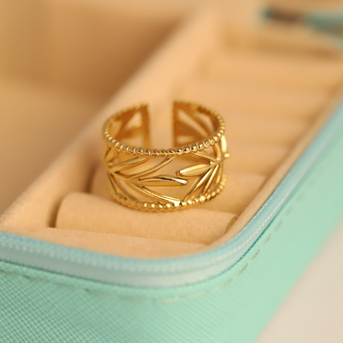 Delicate Leaf Pattern Gold Ring