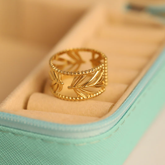 Delicate Leaf Pattern Gold Ring