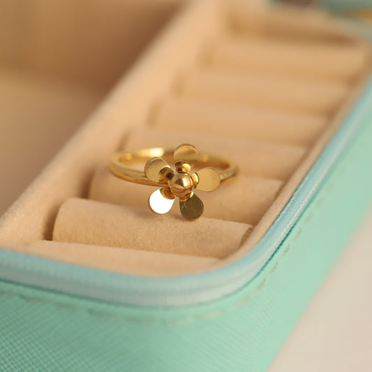 Dainty Gold Flower Ring - Minimalist & Elegant Floral Jewelry